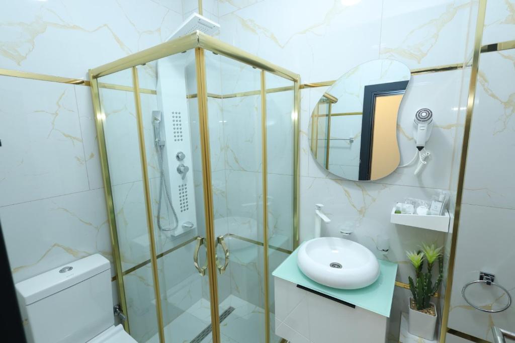 Golden Hill Palace - Chambre Quadruple Avec Terrasse