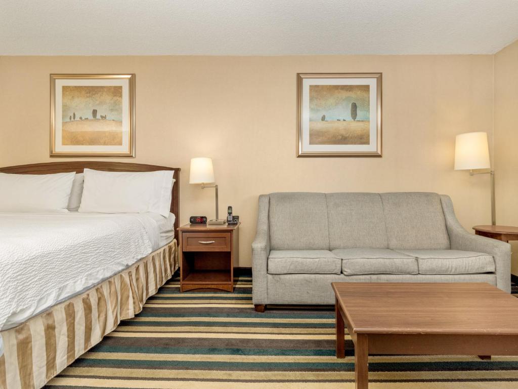 
Standard King Room with Sofa Bed
