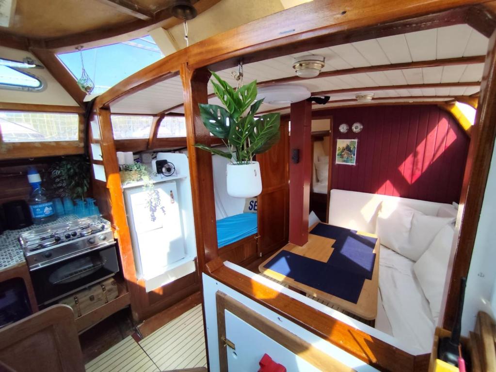 Dapur atau dapur kecil di Voilier confortable en bois à cotés des plages et ferries