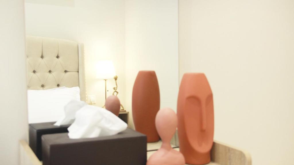 リヤドにあるنايا هومز الوزارات Naya home,sのベッドと家具が備わったホテルの部屋の模型