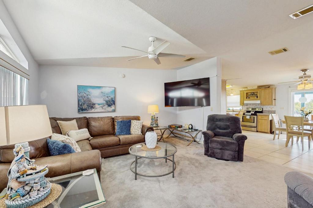 una sala de estar con un sofá y una mesa en Snook Heaven, en Punta Gorda