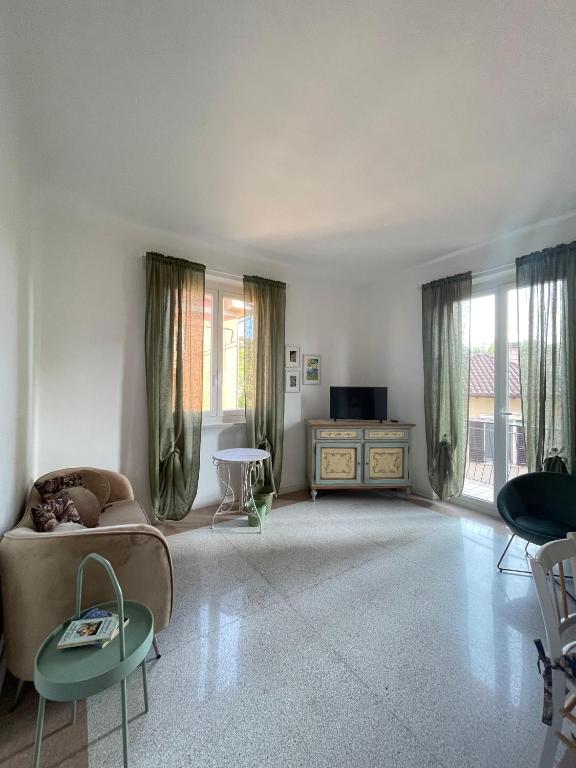a living room with a couch and a tv at Casa CuOr in Senigallia