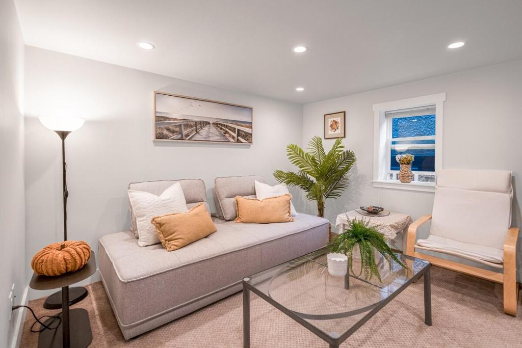 Χώρος καθιστικού στο Prestigious 2 Bedrooms 2 Baths in West Point Grey