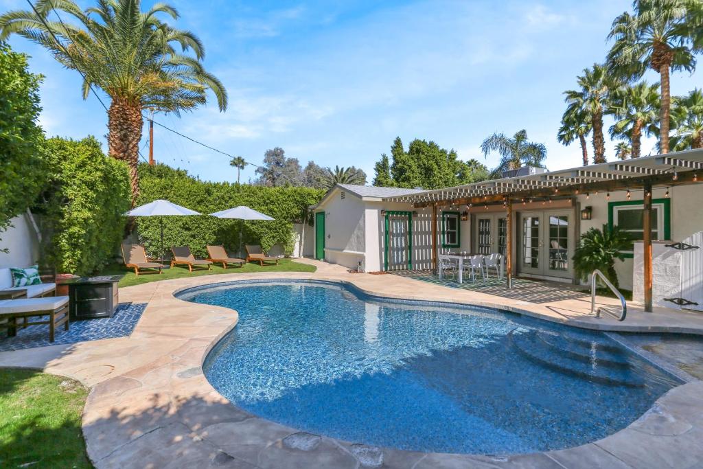 Πισίνα στο ή κοντά στο Petite Private Bungalow