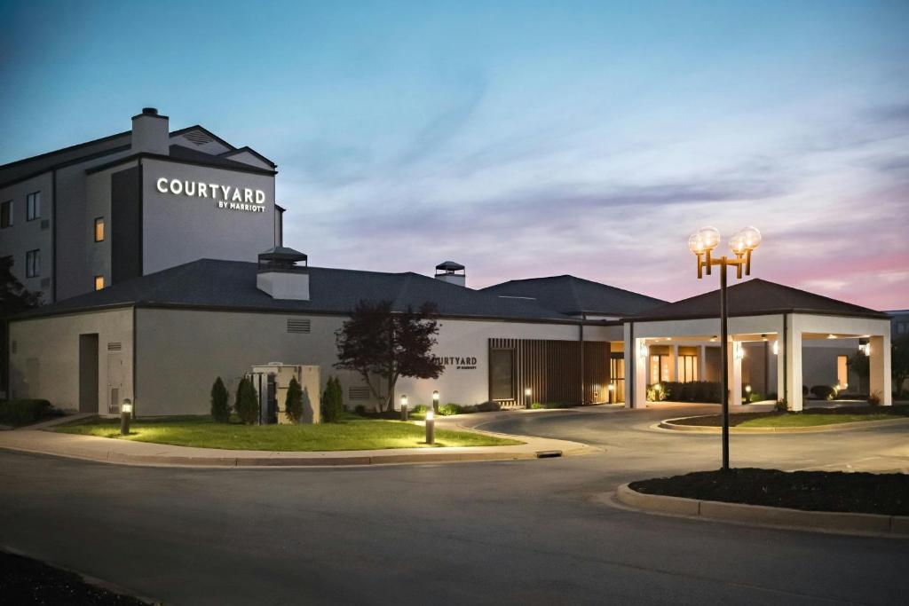 Courtyard by Marriott Louisville East - Housity