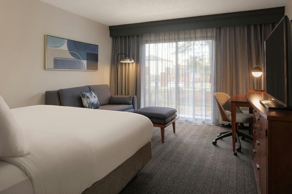 Courtyard by Marriott Louisville East - キングルーム ソファベッド付