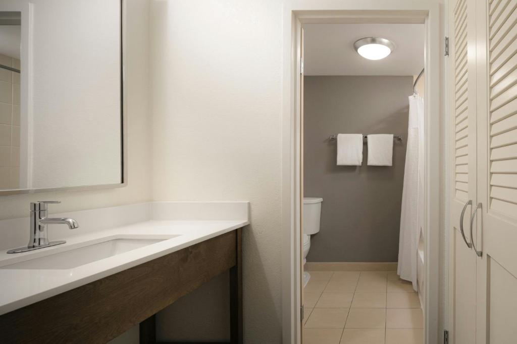 Courtyard by Marriott Louisville East - ダブルルーム ダブルベッド2台