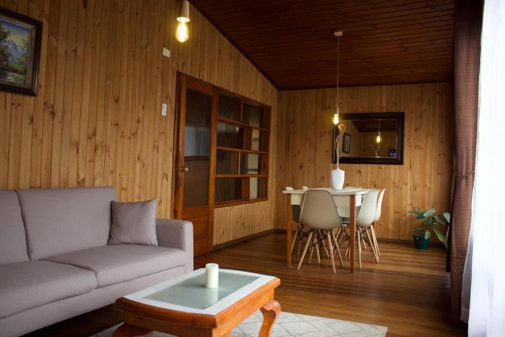 un salon avec un canapé et une table dans l'établissement Casa Luma, à Puerto Montt