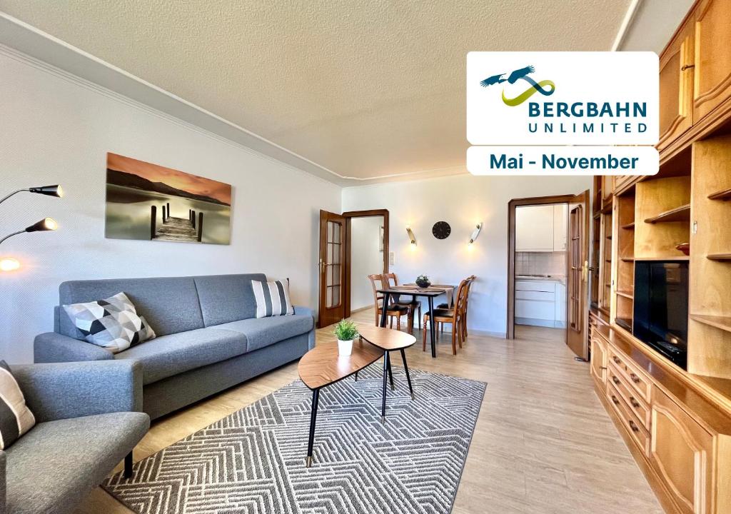 een woonkamer met een bank en een tafel bij Traumzeit B14 Montana Haus in Oberstdorf