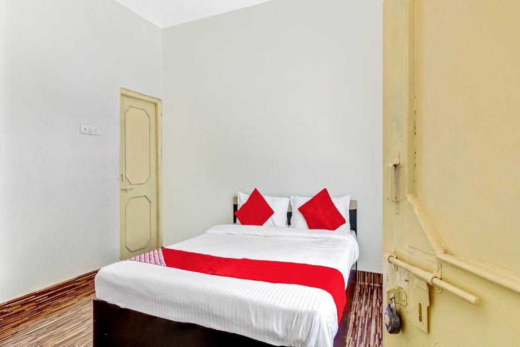 Postel nebo postele na pokoji v ubytování Super Hotel O Shree Balaji Lodging