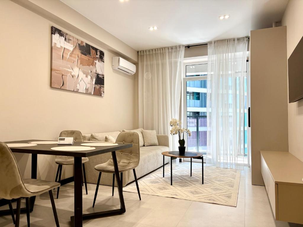 een woonkamer met een tafel en een bank bij Avenue Boutique Luxury N4 in Chişinău