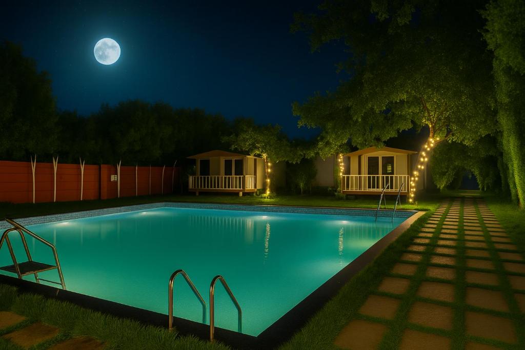 een zwembad bij volle maan bij Heaven Stay Resort in Shankerpalli