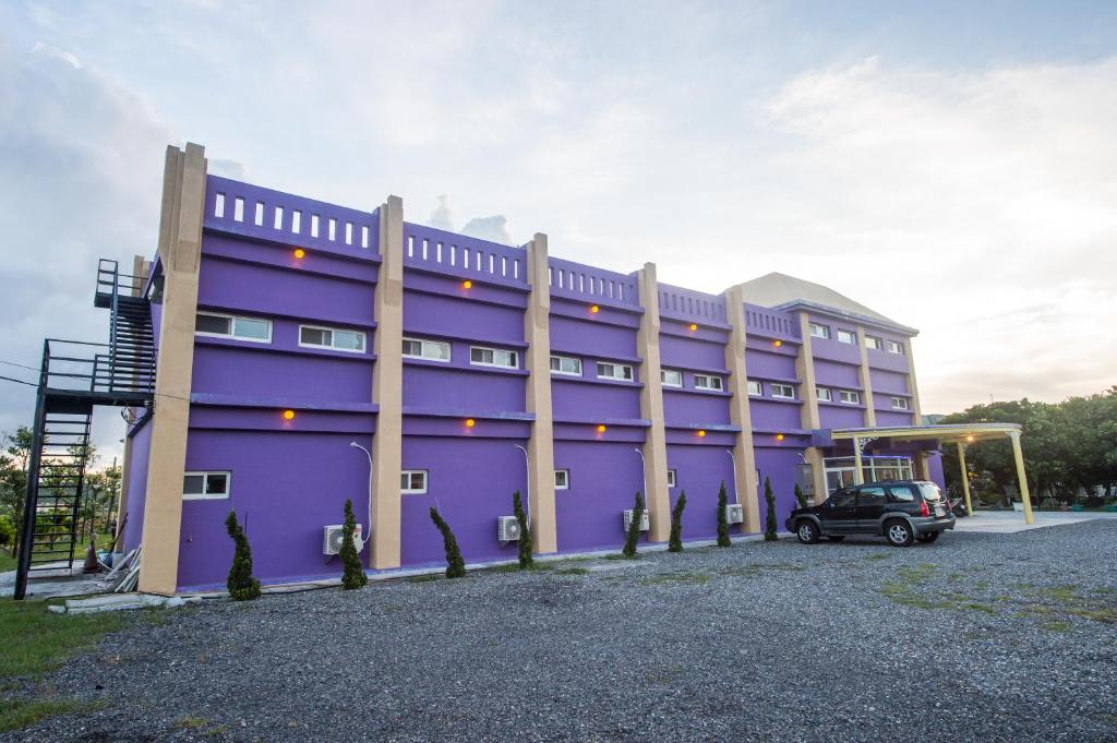 a purple building with a car parked in front of it at Country Lane in Checheng