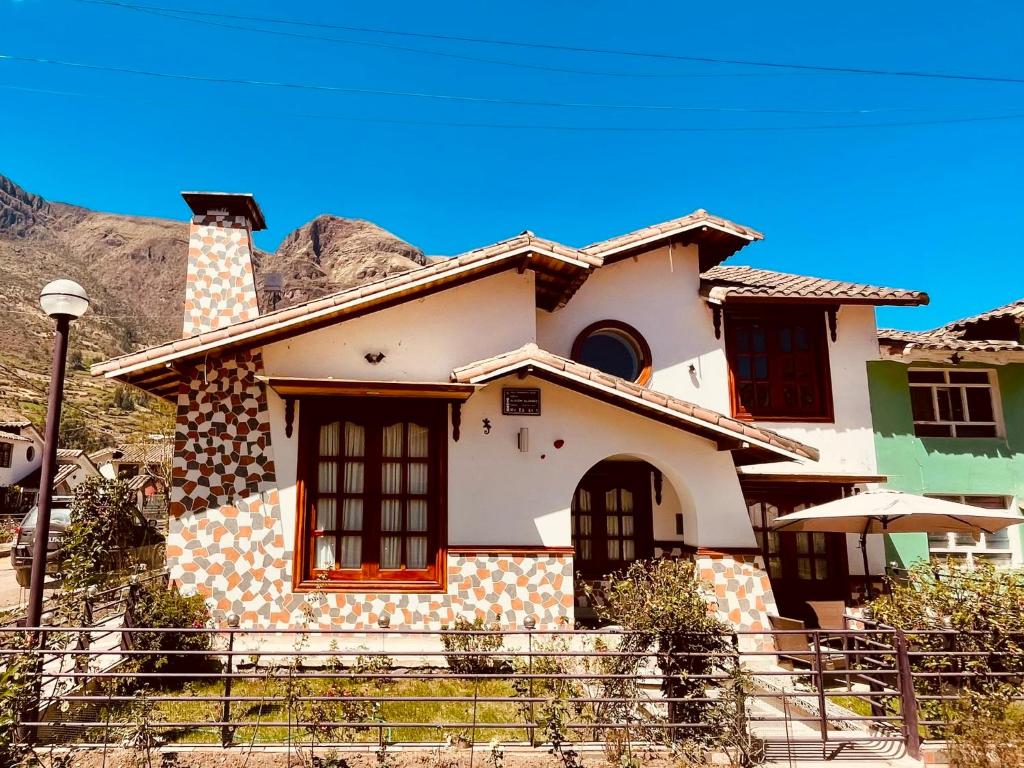 a house with a mountain in the background at Casa de campo x6 de Sayri in Calca