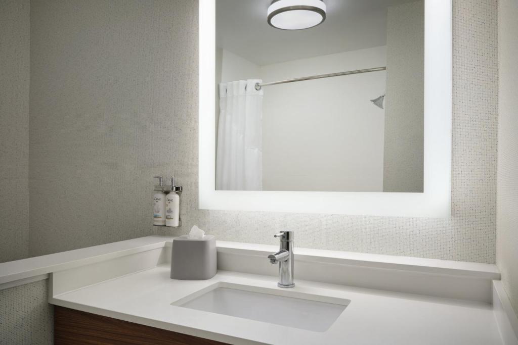 Holiday Inn Express & Suites Brunswick by IHG photo