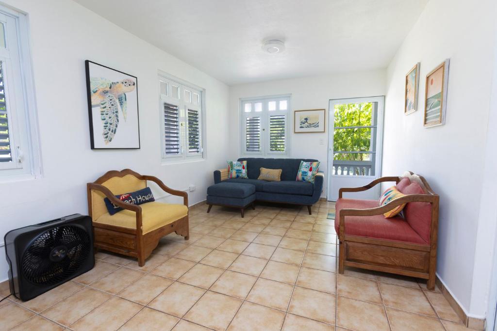 Casa Lula Beach Retreat - Fenced backyard