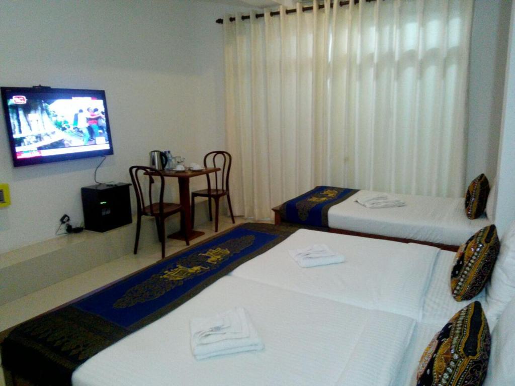 Postel nebo postele na pokoji v ubytování Kandy Supreme Hotel