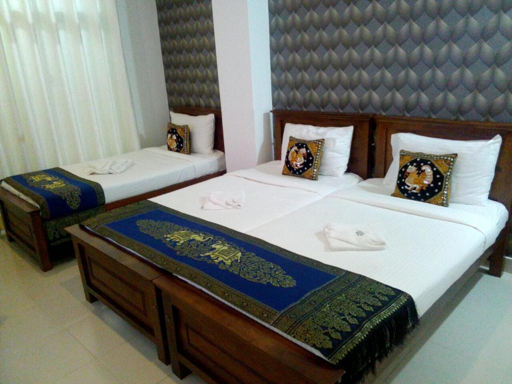 Postel nebo postele na pokoji v ubytování Kandy Supreme Hotel