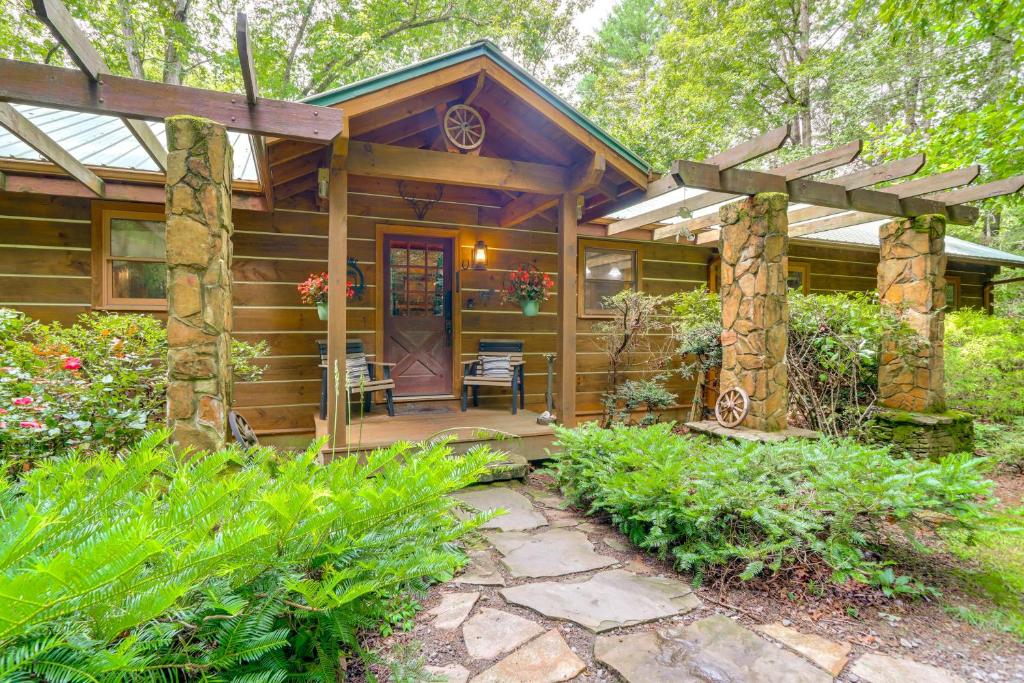 Κήπος έξω από το Drifting Feather Mountain Cabin Waterfront Deck