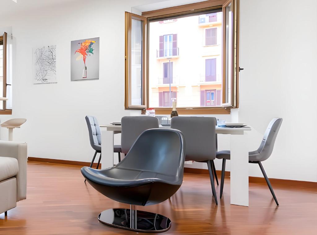 Et opholdsområde på Elegantis San Giovanni Suite - Chic Apartment with Bathtub Near Historic Center, Metro & Tram Nearby