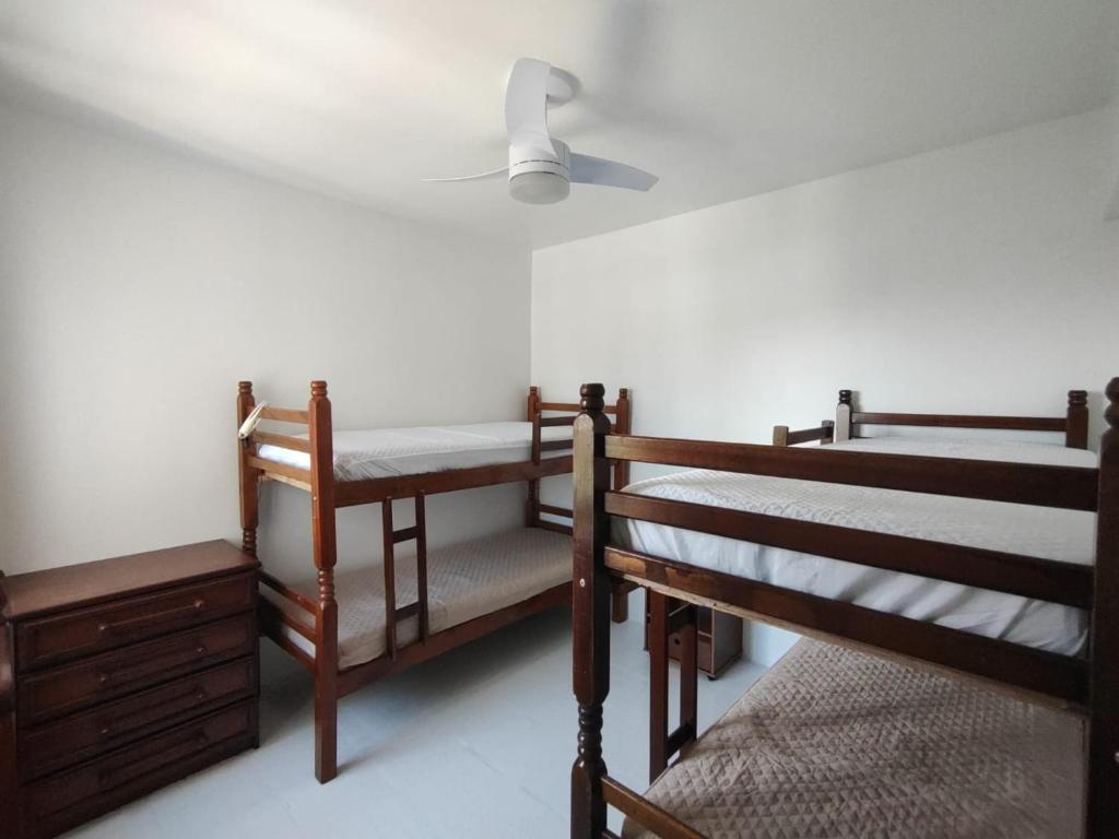 a room with two bunk beds and a ceiling at Mariechen 603, Perfeito, Central in Torres