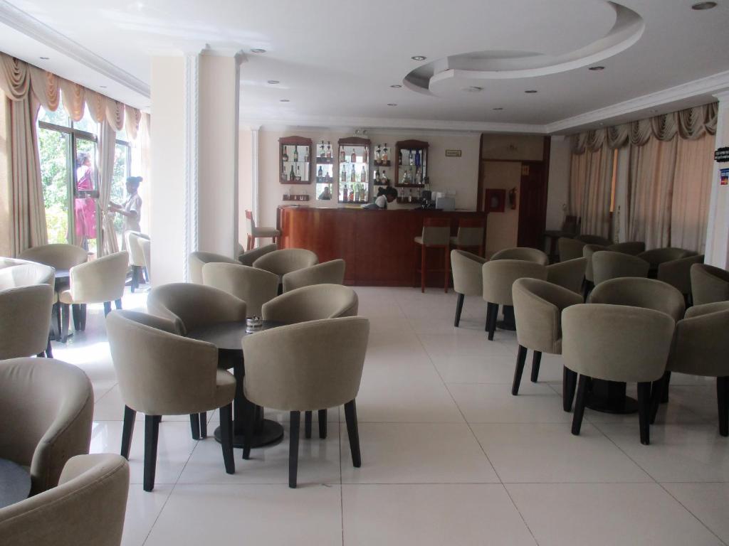 una sala de espera con sillas y una mesa en una habitación en Sabean International Hotel, en Āksum