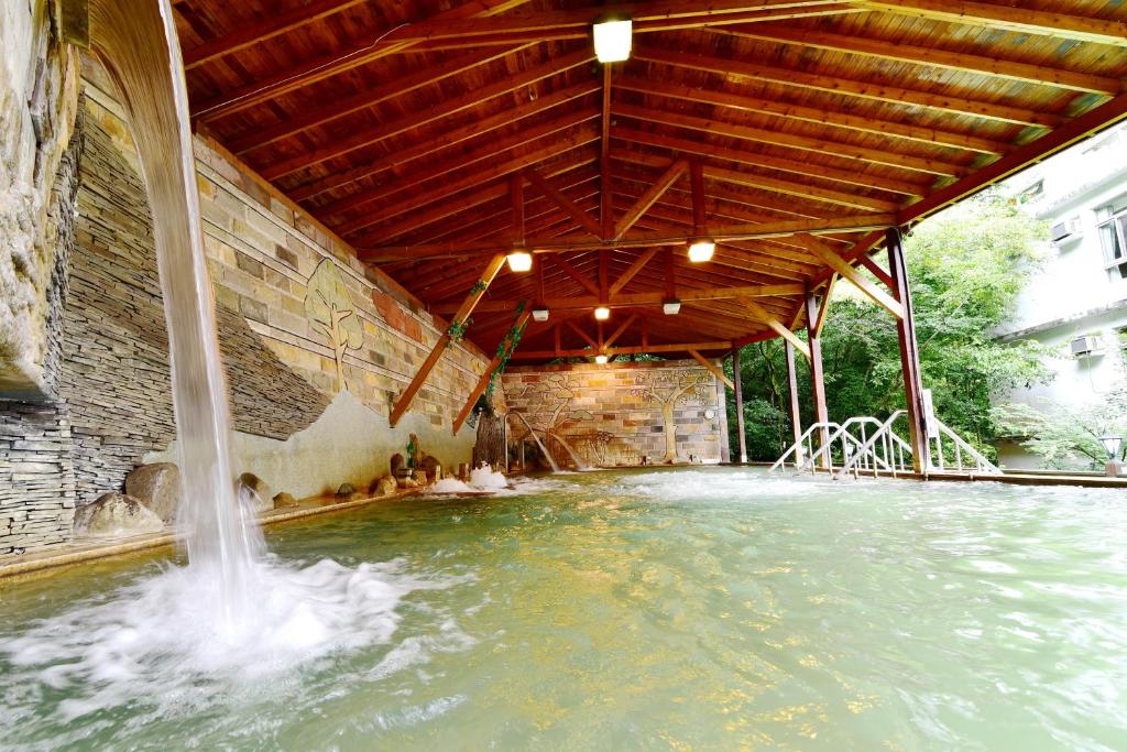 Bazén v ubytování Jenq Yang Hotspring Hotel nebo v jeho okolí
