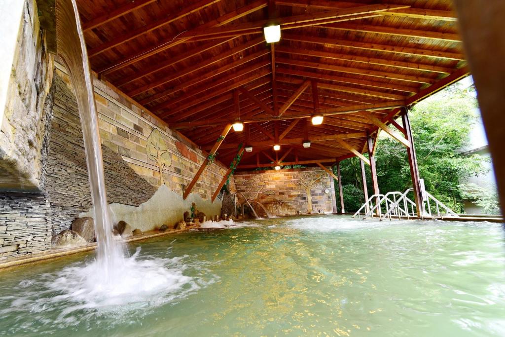Bazén v ubytování Jenq Yang Hotspring Hotel nebo v jeho okolí