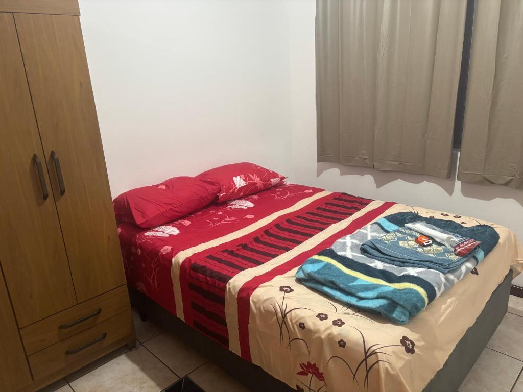 サンタ・マリアにあるLoft ao lado shopping royalのタオルが敷かれたベッドのある寝室