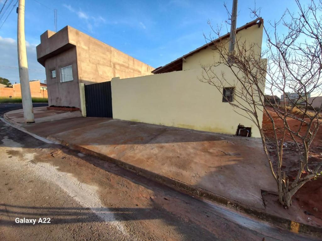 un parking vide devant un immeuble dans l'établissement SUÍTE NOMAR 3 campos prado, à Brotas