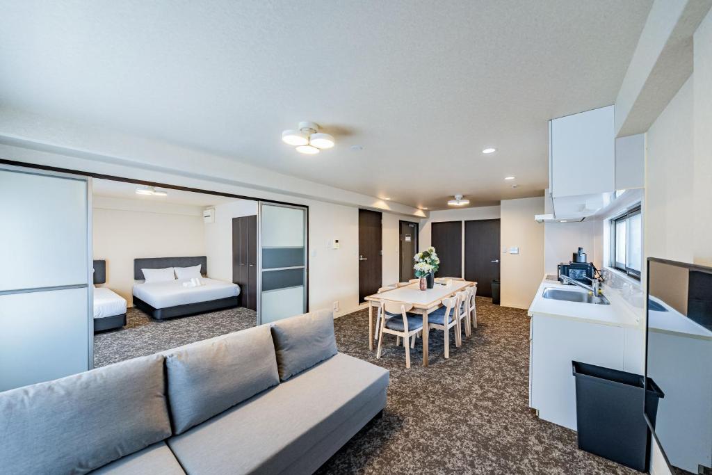 un soggiorno con un divano e un tavolo di LABEL 01 Dotonbori Aparthotel ad Osaka