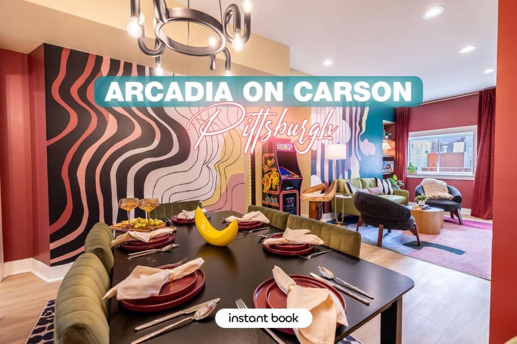 ピッツバーグにあるThemed Property on Carson St with Hot Tubのテーブルと「argoria oncart」と書かれた看板のあるレストラン