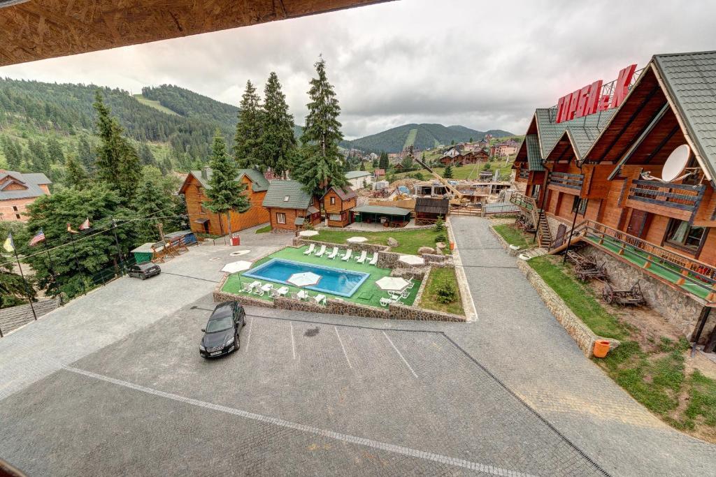 Nespecifikovaný výhled na hory nebo výhled na hory při pohledu z hotelu