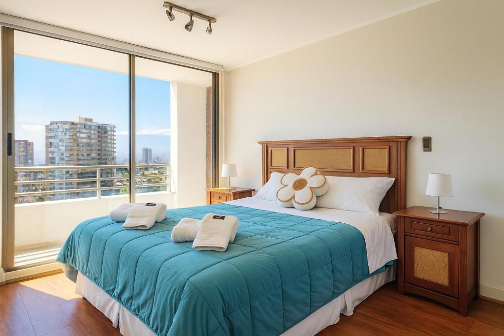une chambre avec un grand lit et une grande fenêtre dans l'établissement Beautiful View 1D Free Parking, à Santiago