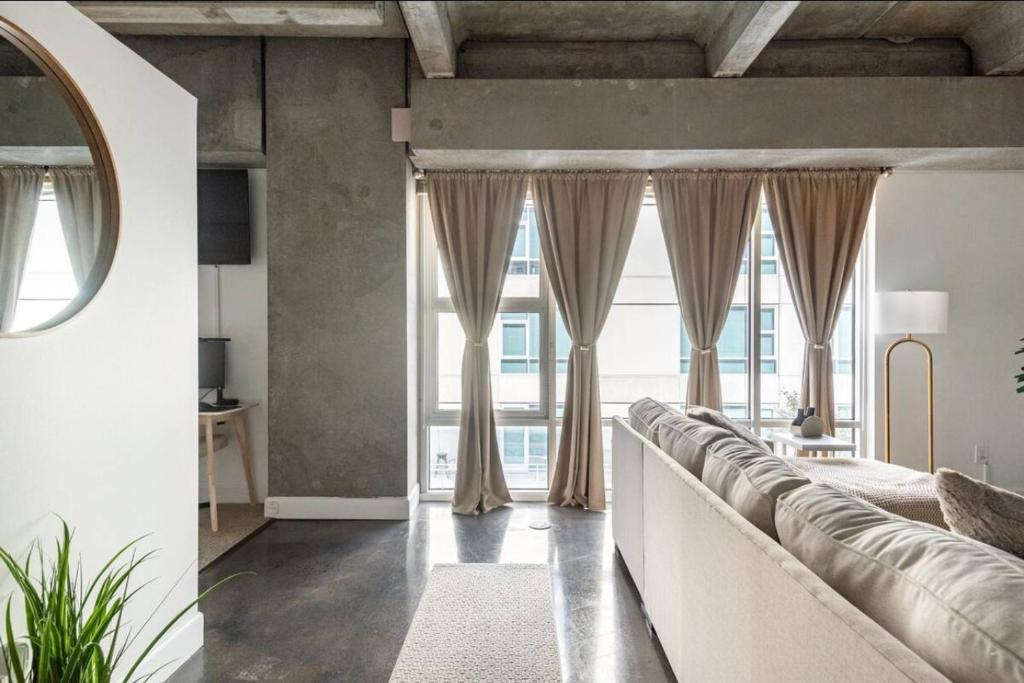 Χώρος καθιστικού στο The J Lofts