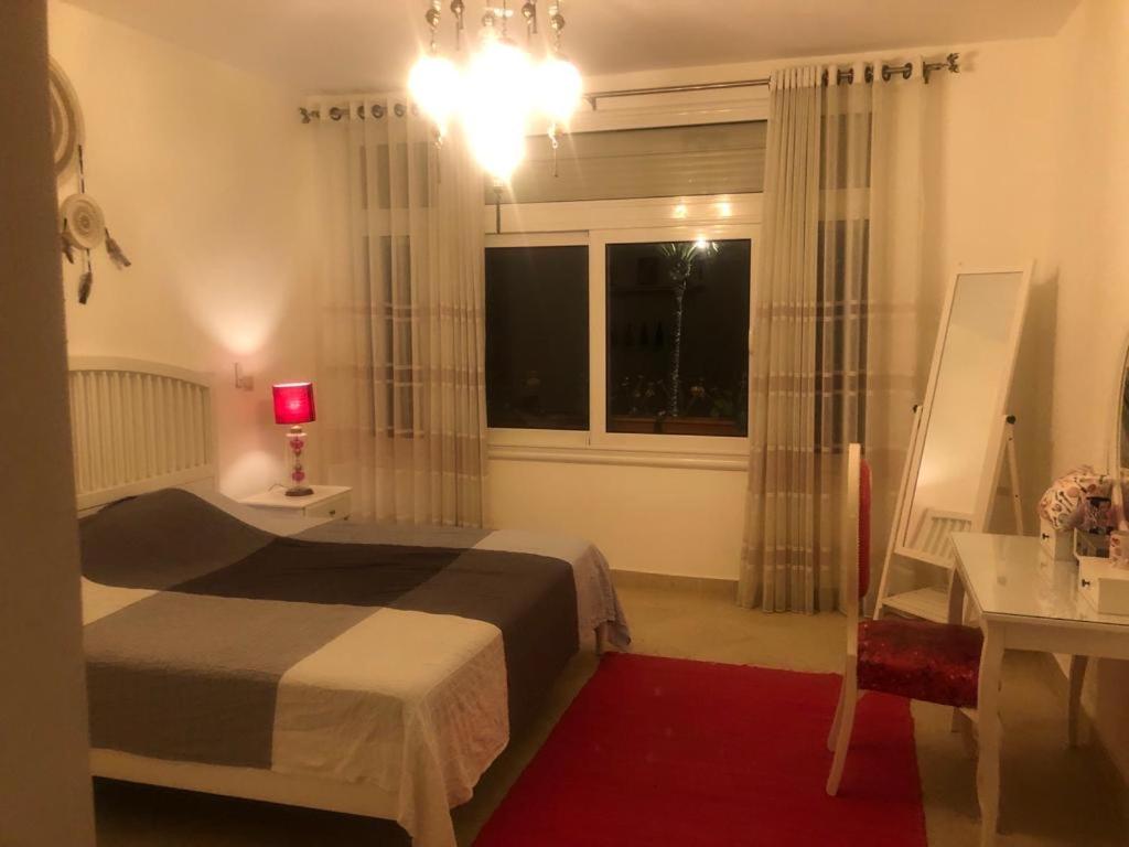 une chambre avec un lit, une table et une fenêtre dans l'établissement Villa 4 Bedrooms Marassi Verdi, à El Alamein