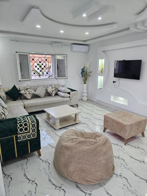 Μια τηλεόραση ή/και κέντρο ψυχαγωγίας στο Maison a louer proche plage aghir djerba