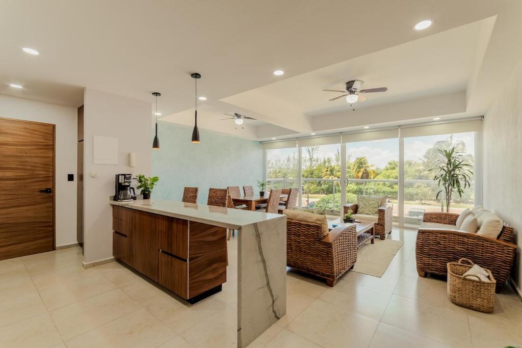 Posezení v ubytování TROPlCAL Beachfront 1 BDR by Casa Paraíso