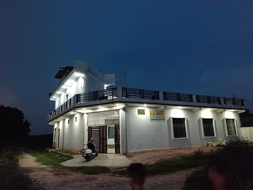Rāe BareliにあるB D Houseの白い建物