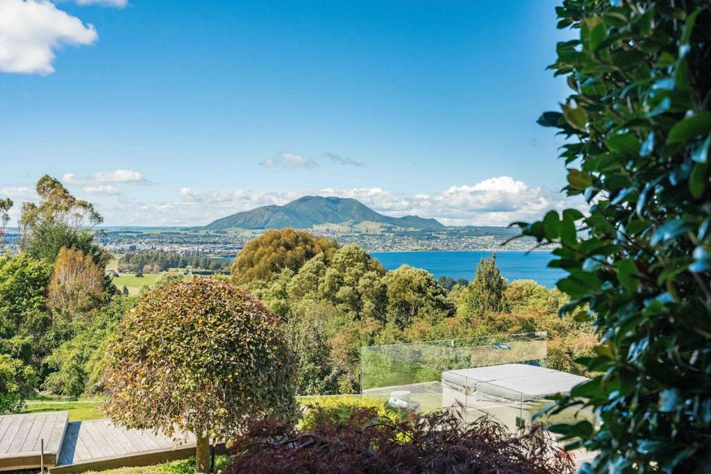 Breath Taking Views of Lake Taupo - Resim 1