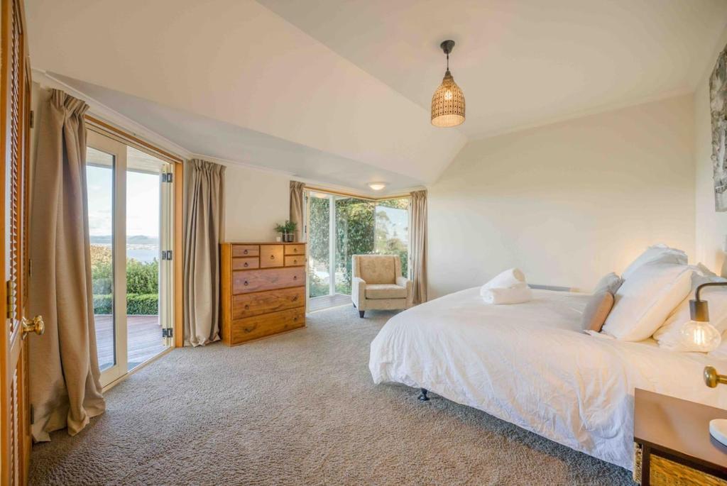 Breath Taking Views of Lake Taupo - Resim 2