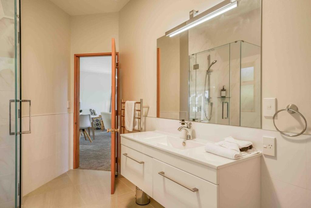 Breath Taking Views of Lake Taupo - Resim 3