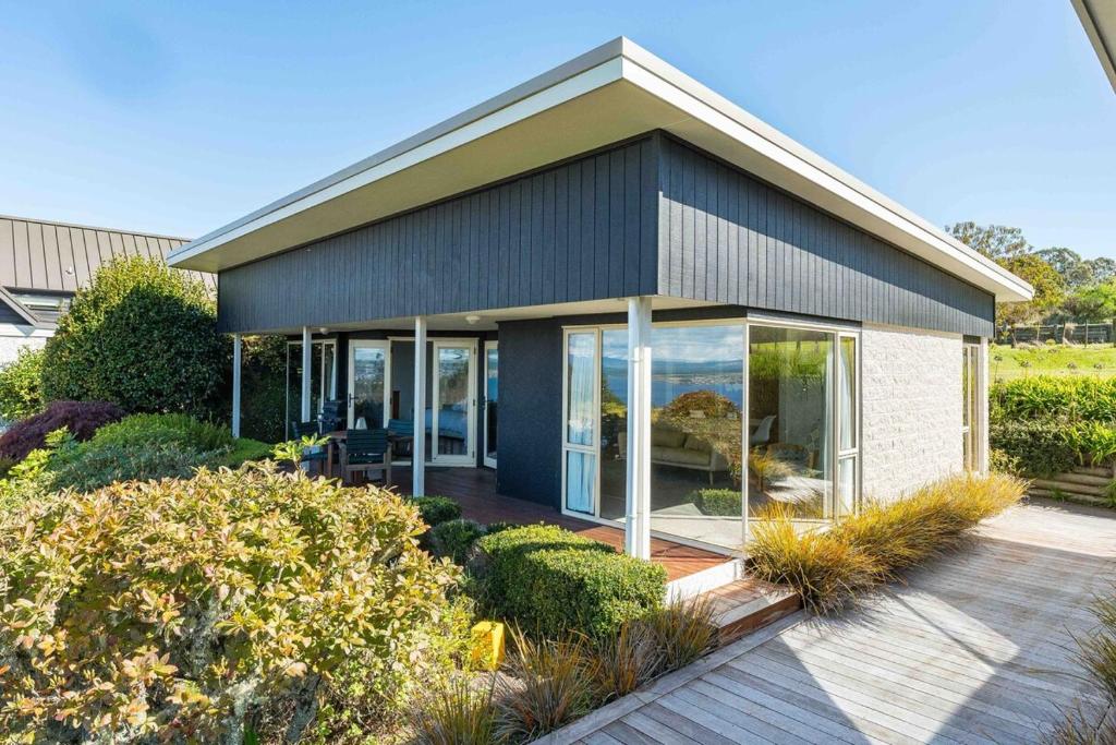 Breath Taking Views of Lake Taupo - Resim 23