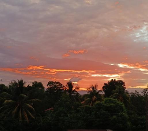 Východ nebo západ slunce při pohledu z hotelu nebo okolí