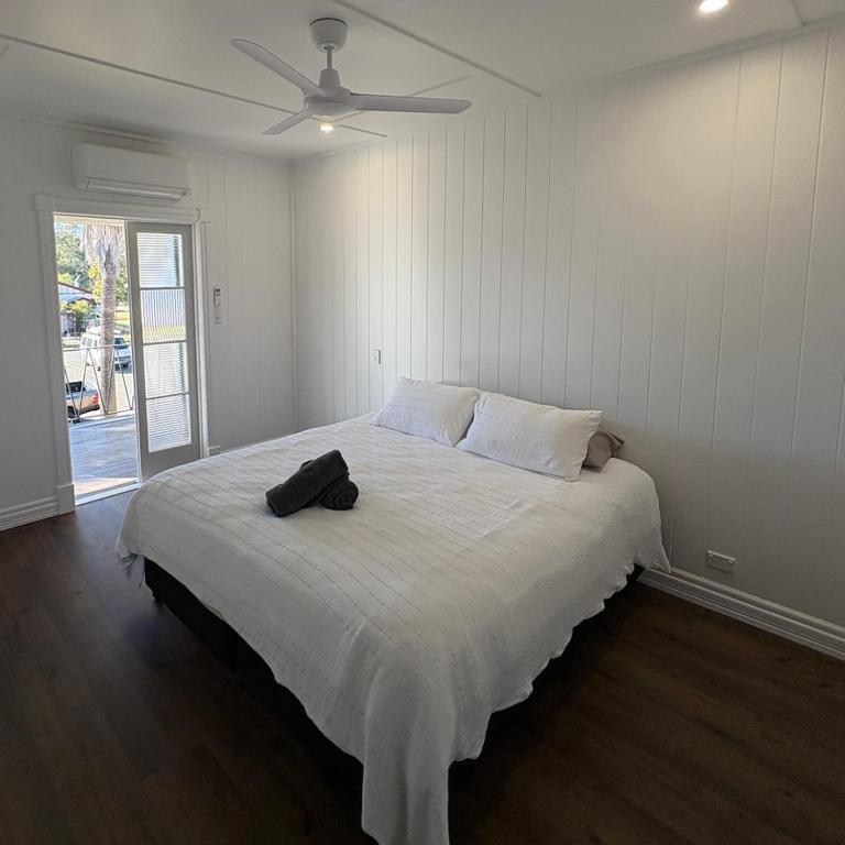 Hotel Theodore的卧室里有一张大床，床上有一顶帽子