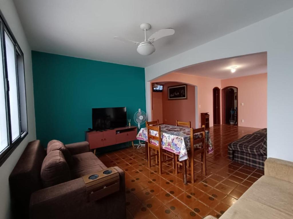 una sala de estar con un sofá y una mesa en Hostel Nova Peruíbe, en Peruíbe