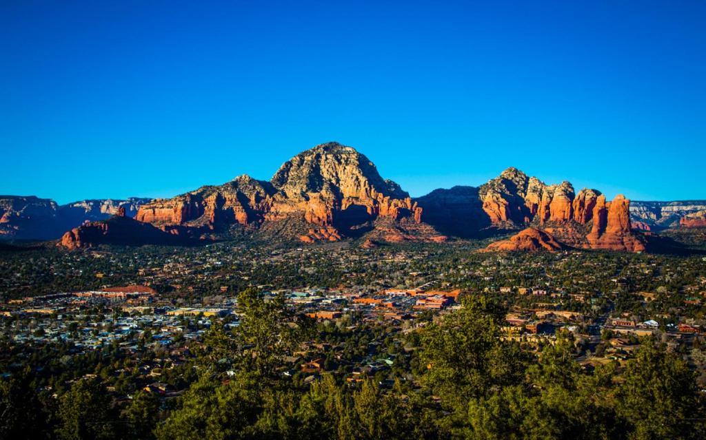 uma vista para uma cidade com montanhas ao fundo em Verde Valley One-Bedroom Park Model Cabin 13 em Cottonwood