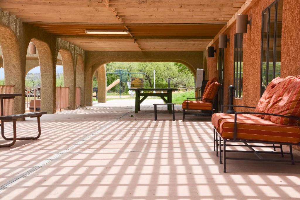 Posezení v ubytování Verde Valley Studio Park Model Cabin 15