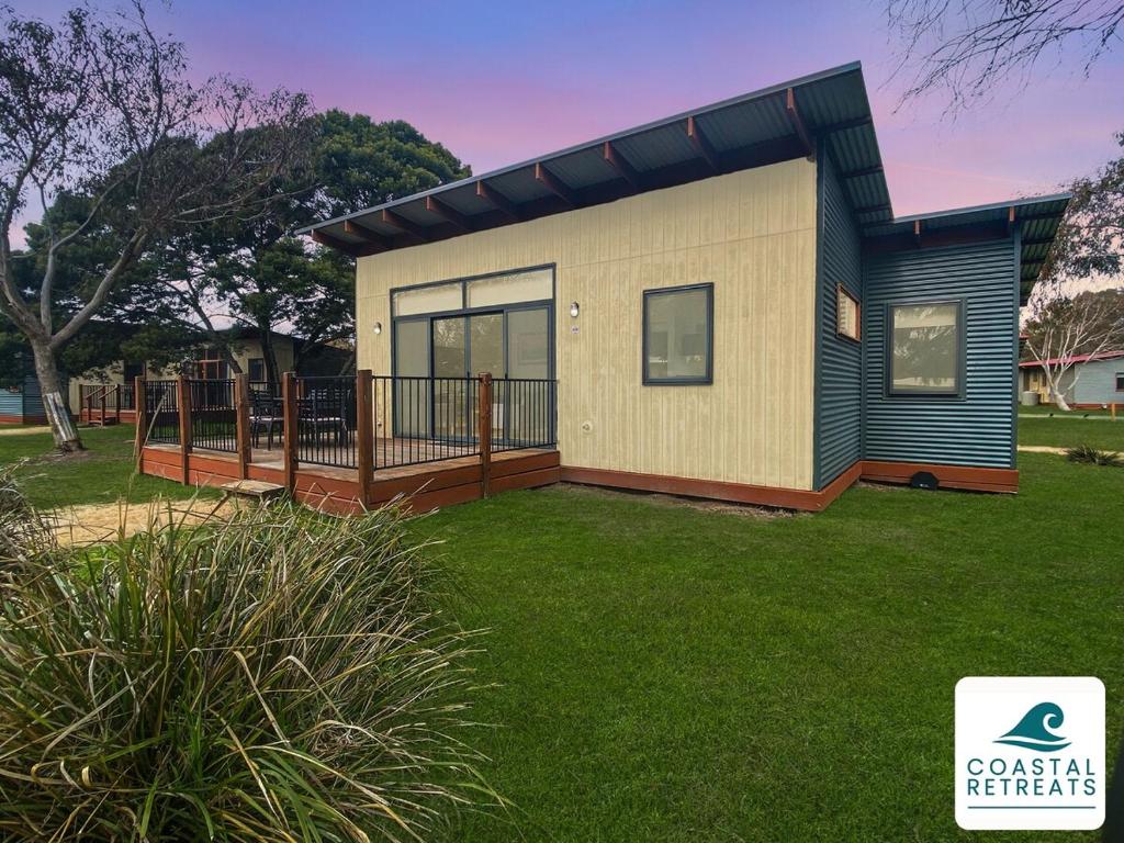 mały dom z tarasem na dziedzińcu w obiekcie Correa Retreat - Phillip Island Resort w mieście Cowes