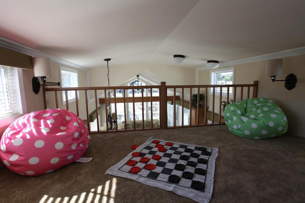 een kamer met 2 stoelen en een schaakbord bij Sherwood Forest Premium Loft Cottage 13 in Kissimmee